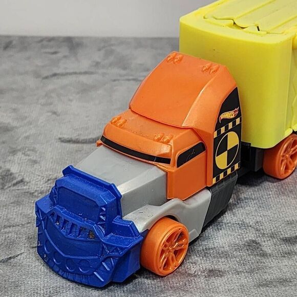 Hot Wheels Crashin' Rig Yellow 2011 Mattel W4657 - Picture 7 of 8